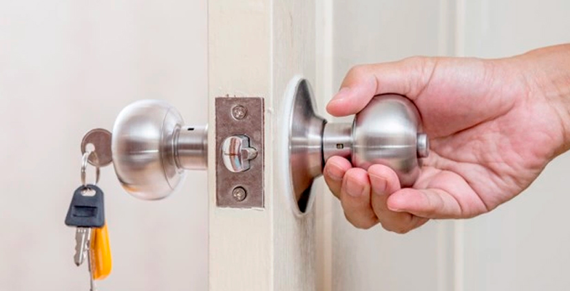 Cómo sustituir la cerradura de una puerta de seguridad