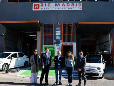 El alcalde de Las Rozas visita las instalaciones de RIC Madrid, el taller más sostenible de España