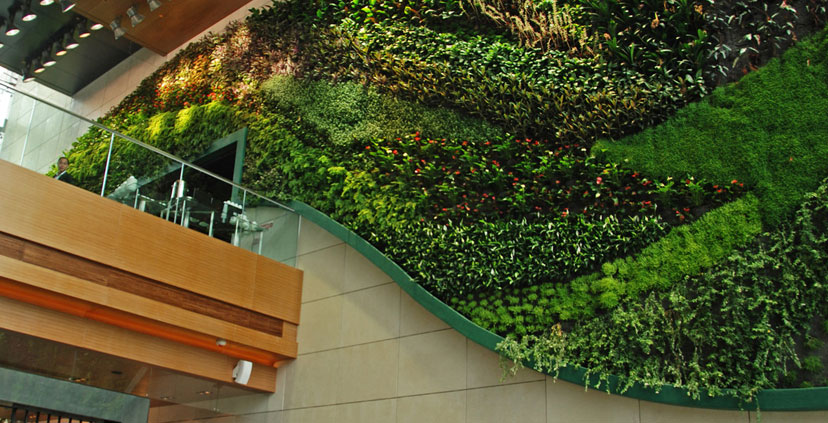 Transformando espacios comerciales: la elegancia de los jardines verticales artificiales