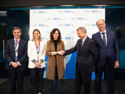 Isabel Díaz Ayuso visita en Madrid el Atos Integration Testing Lab para los Juegos Olímpicos y Paralímpicos de París 2024