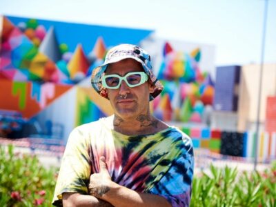 ‘Paisajes que te observan’: Okuda San Miguel transforma el Colegio Miramadrid con sus coloridos murales