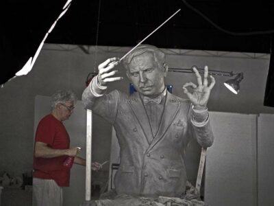 Inauguración de la majestuosa escultura del Maestro Ibáñez, realizada por el escultor Juan UP: realismo en bronce que revive la grandeza musical en Valdepeñas