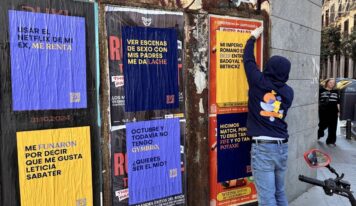 Un grupo de jóvenes organiza una protesta frente a la RAE para reducir la brecha lingüística generacional