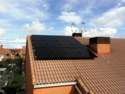 Las placas solares ahorran hasta 1.260€/año frente a las nuevas subidas de impuestos, según SotySolar