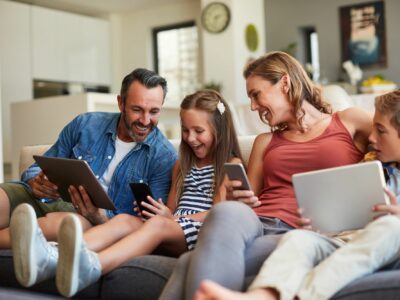 La mayoría de los menores españoles recibe su primer móvil a los 12 años, pero sólo 1 de cada 5 padres cree que es la edad adecuada