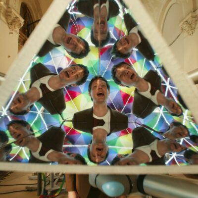 SpecialGuestX impulsa la magia tecnológica detrás de «Love», el nuevo videoclip de OK Go