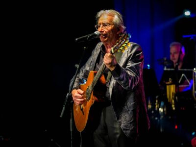 Sesión histórica con el concierto homenaje a Joan Manuel Serrat celebrado en el mismo espacio donde debutó hace 60 años