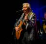 Sesión histórica con el concierto homenaje a Joan Manuel Serrat celebrado en el mismo espacio donde debutó hace 60 años