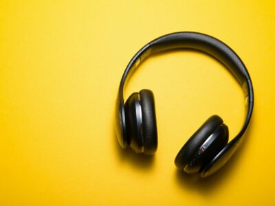 La literatura en audio alcanza un nuevo récord, con 9.7 millones de oyentes en 2025, según Audible
