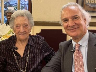 Pepita Bernat, en el umbral de los 106 años, desvela el secreto de su juventud al doctor Manuel de la Peña