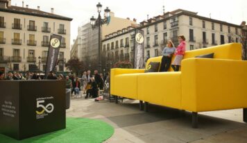 Galerías del Tresillo convierte el sofá en arte urbano para celebrar su 50 aniversario