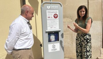 El Ayuntamiento de Elche instala 40 desfibriladores semiautomáticos de carga solar en espacios públicos