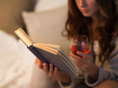 Bodegas Obergo recomienda novelas sobre vino para disfrutar este verano con un vino rosado del Somontano