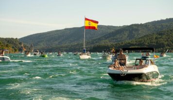 La Virgen del Carmen surca un Entrepeñas rebosante en la ribera de Pareja