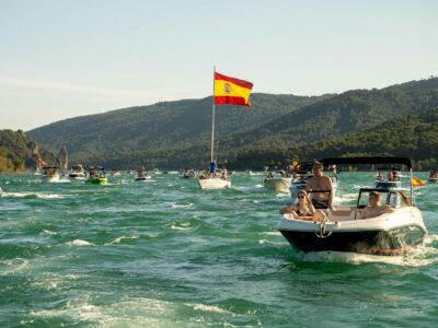 La Virgen del Carmen surca un Entrepeñas rebosante en la ribera de Pareja