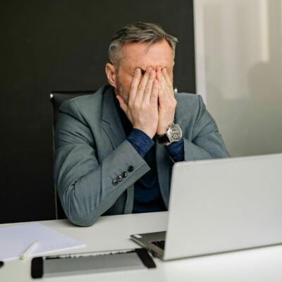 Miles de empresas siguen sin adaptarse al fichaje digital obligatorio y se exponen a multas de hasta 10.000 € por trabajador