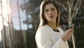 Incluir a un trabajador en un grupo de WhatsApp sin su consentimiento puede costar a la empresa hasta 2.000 euros