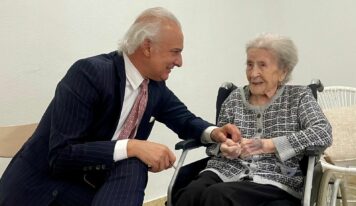 Crescencia cumple 111 años, como símbolo de vitalidad, de la mano del doctor Manuel de la Peña