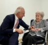 Crescencia cumple 111 años, como símbolo de vitalidad, de la mano del doctor Manuel de la Peña