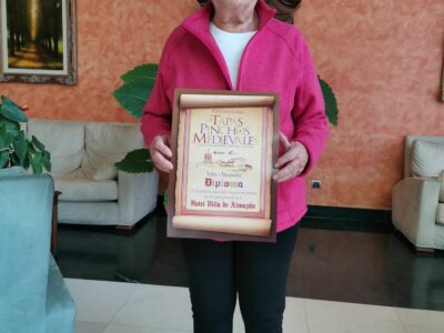 Julia Medrano, reina del pincho medieval de Almazán, aspira a coronarse Chef Medieval 2025 en casa