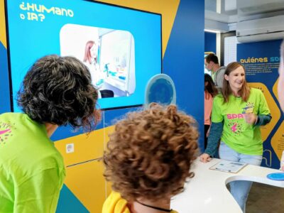 Más de 1.700 estudiantes descubren la inteligencia artificial en el Curiosity Cube de Merck