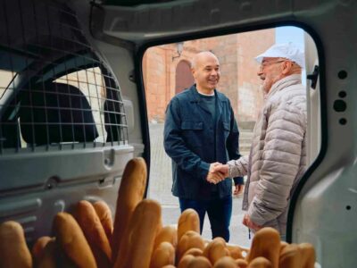 Airbnb y LALIGA estrenan su alianza con una experiencia única junto a Andrés Iniesta en Fuentealbilla para seguir impulsando el fútbol en los pueblos