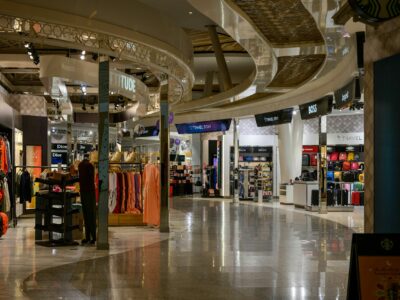 Young Promotion impulsa activaciones en aeropuertos con estructura internacional y resultados medibles