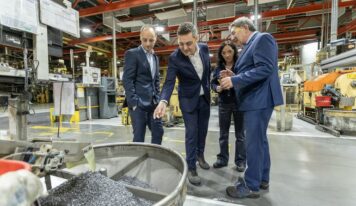El consejero de Industria, Mikel Jauregi, visita la planta de Schaeffler en Elgoibar, pionera en digitalización industrial