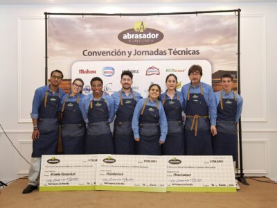 Grupo Abrasador premia a los maestros de la sala en el V Concurso Nacional de Metres y Camareros