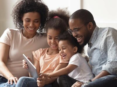 Familias tech-tailor y crianza digital ‘a medida’: la importancia de adaptarse a la edad y madurez de cada hijo