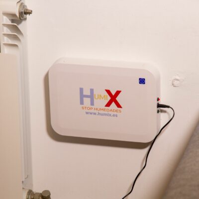 Ocho años con humedad en casa: una vecina de Valladolid documenta cómo su pared se seca en tres meses