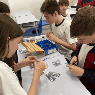 El Colegio Juan Pablo II de Parla impulsa la robótica con alumnos que programan y dan vida a robots