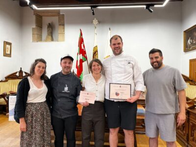 Adur Arrieta conquista Hondarribia con un pintxo nacido entre el atún del Cantábrico y el trigo medieval