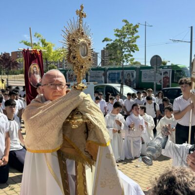 La fe toma las calles de Parla: el Obispo Auxiliar de Getafe preside el Corpus del Colegio Juan Pablo II
